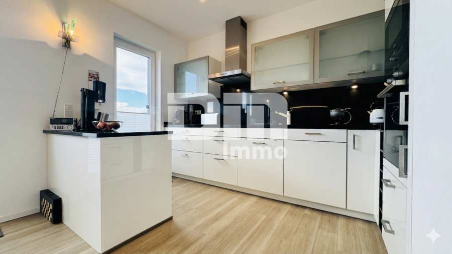 Exklusives Penthouse-Juwel mit 360 Grad Panorama-Dachterrasse in Baunatal-Großenritte - Offener Küchenbereich mit EBK